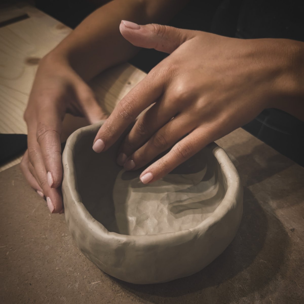 Corso di ceramica PerCorsi d’Argilla Mani di una corsista che lavorano l’argilla durante un corso di ceramica nell’atelier Mackea a Bellinzona.