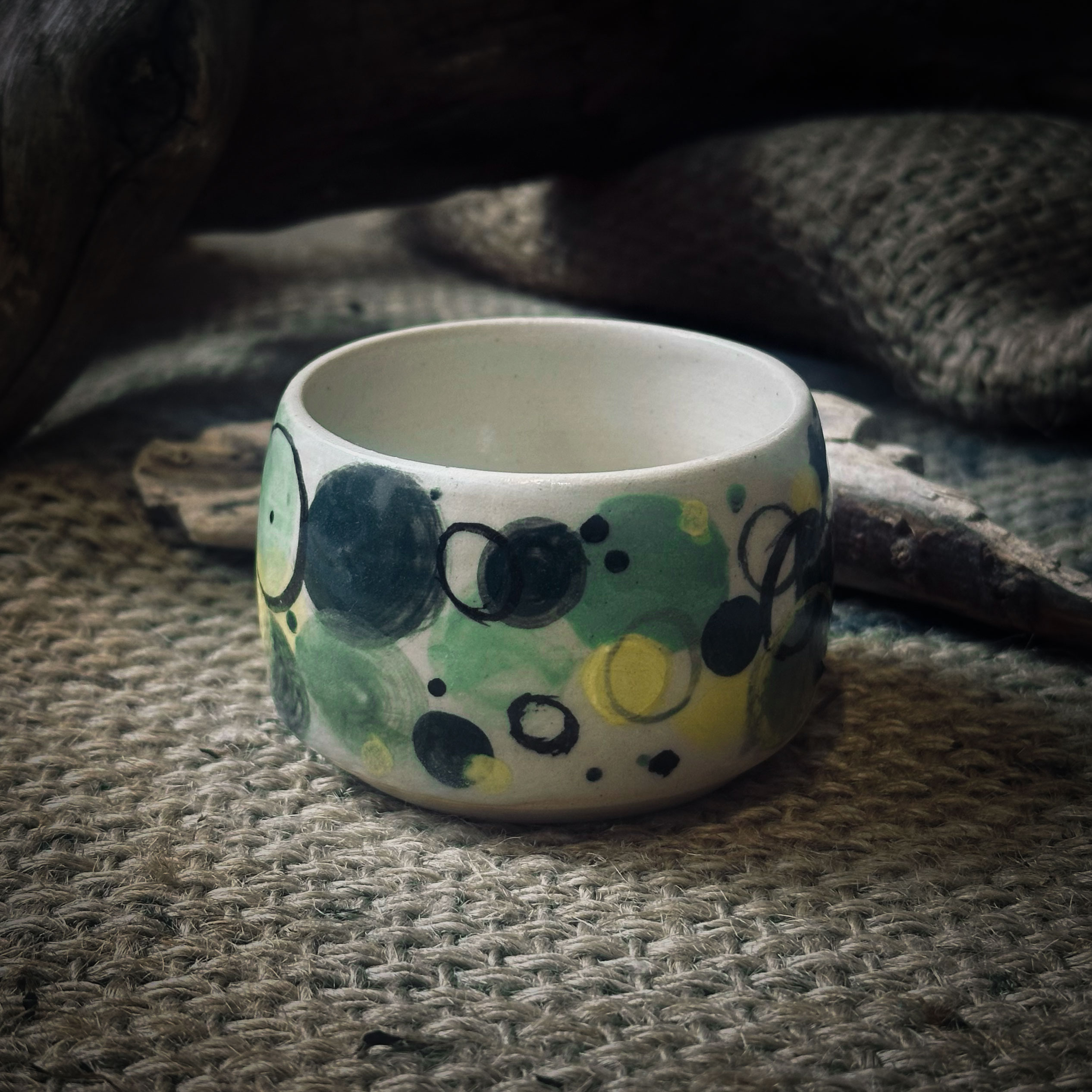 Tazzina decorata a mano con segni grafici, pennelli ed engobbi durante un corso Pottery & Paint nell’atelier Mackea.