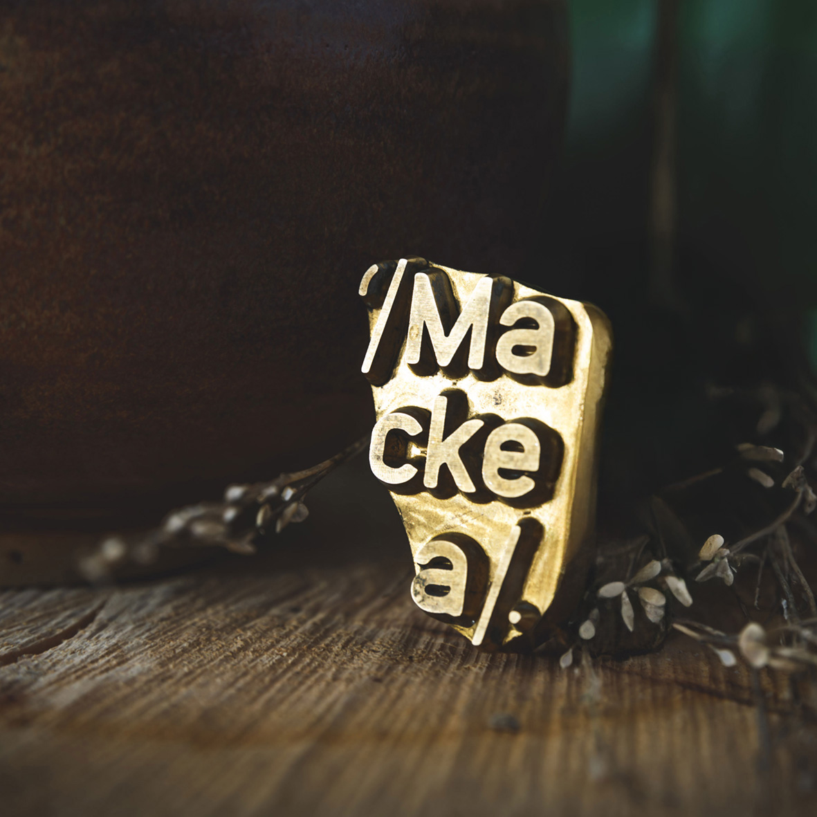 Timbro in ottone con logo Mackea Atelier Creativo, usato per firmare le ceramiche artigianali realizzate a Bellinzona.